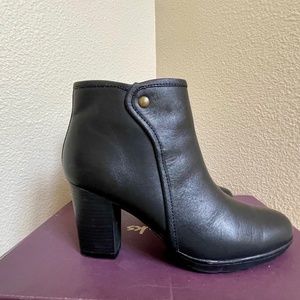 Clarks Halia Perch Black Leather heeled Booties size 7 M